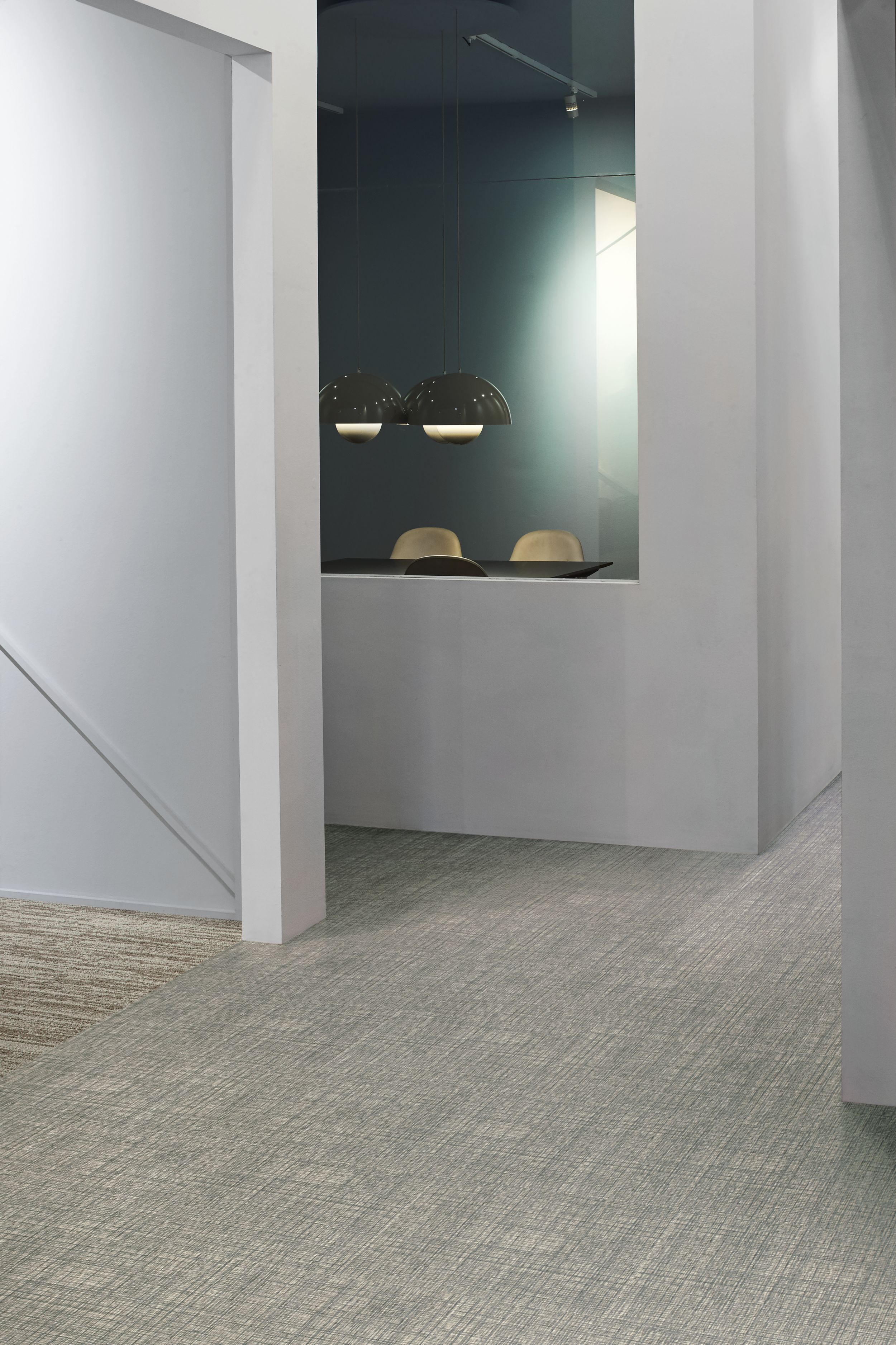 Interface Native Fabric LVT and Progression I plank carpet tile in office common area número de imagen 9